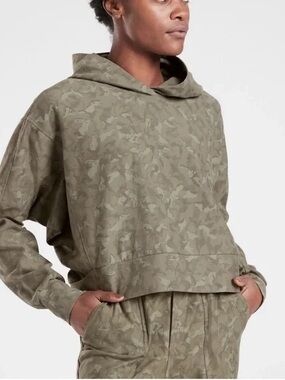 Athleta Printed Farallon Sweatshirt hoodie size small Stratum Camo Olive small
